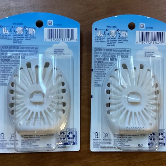 Febreze Bathroom/Small Spaces Air Freshener 2 Refresh & Energize 2 Gain Scent - Picture 2 of 3